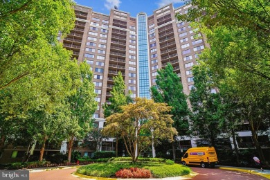 This well-maintained 1-bedroom condo offers hardwood floors, an