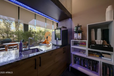 High rise luxury community with fantasitc ammenties. This condo