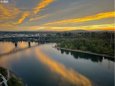 Quiet, clean South Waterfront! Breathtaking city, river and