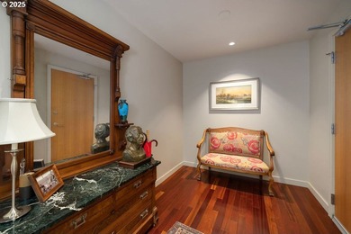 Quiet, clean South Waterfront! Breathtaking city, river and