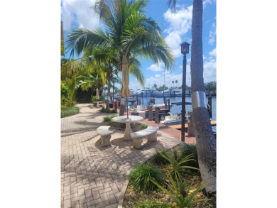 BOATER'S PARADISE..Deep water, no fixed bridges!  Best direct