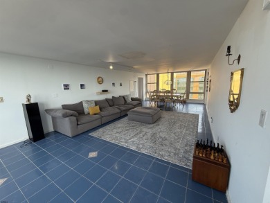 HUGE 2 bedroom 2.5 Bath Top Floor Penthouse Suite with amazing