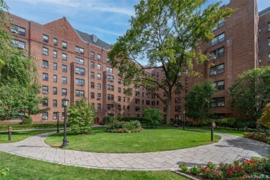 Commuters delight! Junior 4: Custom kitchen with high end