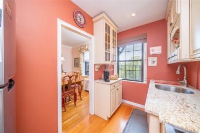 Commuters delight! Junior 4: Custom kitchen with high end