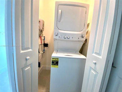 Beautiful spacious 1/1 Condo with open floor plan & balcony