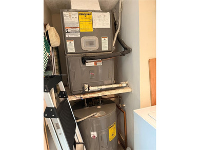 Spacious 2 bedrooms and 2.5 bathrooms unit. Located in the