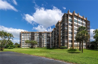 Beautifully remodeled 2/2 condo located in the desirable Park