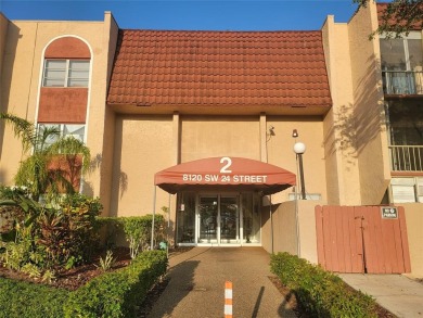 Well-kept 2/2 condo in a senior 55+ community. Screened balcony