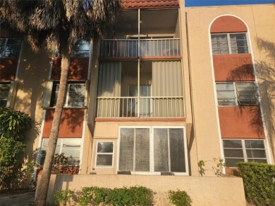 Well-kept 2/2 condo in a senior 55+ community. Screened balcony