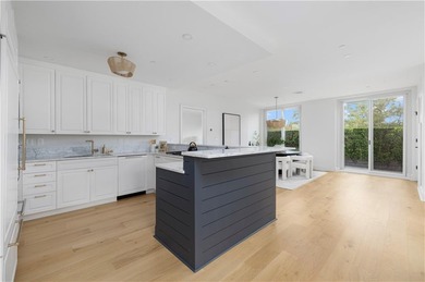 Set within the gates of the Aquidneck Club, this exquisitely and