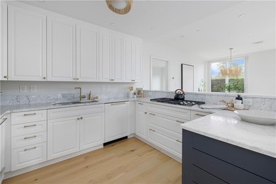 Set within the gates of the Aquidneck Club, this exquisitely and