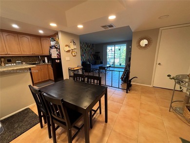 Well Maintained 3rd Floor 1 bedroom/1.5 bath condo in