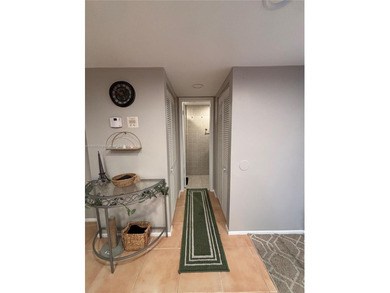 Well Maintained 3rd Floor 1 bedroom/1.5 bath condo in