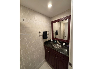 Well Maintained 3rd Floor 1 bedroom/1.5 bath condo in