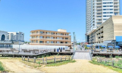 Move right in to this cozy beachfront Condo at the Island Club