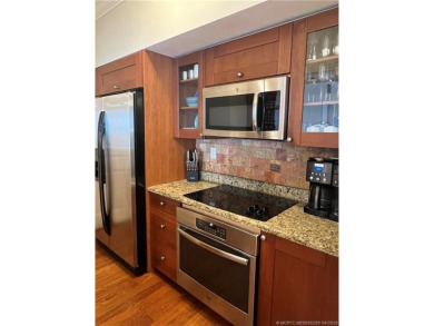 ALL ABOUT THE LIFESTYLE AT THE HARBORAGE! GREAT VIEW OVER POOL