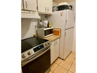 Beautiful and bright 1/1 condo in a desirable 55+ community in