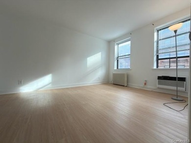 Oakland Gardens ,COOP 1 BEDROOM - split layout , easy can be use