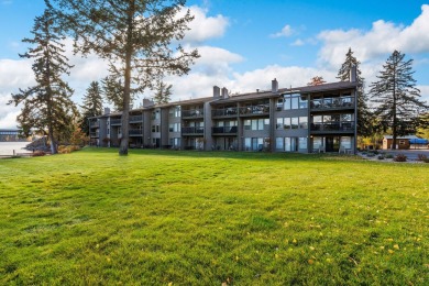 Life at the Lake! Opportunities like this rarely come up in the