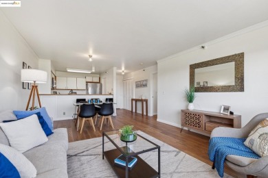 Splendid Bay View! This cozy 1-bedroom, 1-bathroom condo is