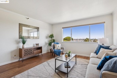 Splendid Bay View! This cozy 1-bedroom, 1-bathroom condo is