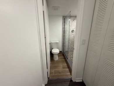 ********BEAUTIFUL TOP-FLOOR 2-BEDROOM, 2-BATH CONDO
BRIGHT AND