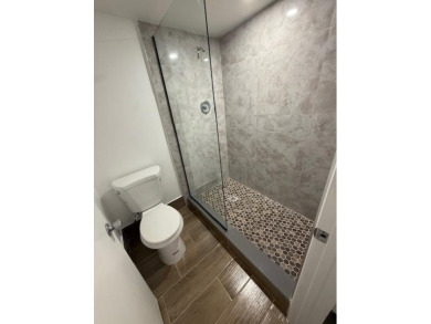 ********BEAUTIFUL TOP-FLOOR 2-BEDROOM, 2-BATH CONDO
BRIGHT AND