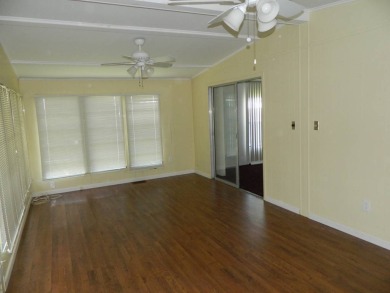 Well maintained home on interior lot, this 1983 Kaufman (24x56)