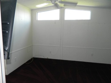 Well maintained home on interior lot, this 1983 Kaufman (24x56)