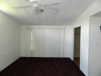 Well maintained home on interior lot, this 1983 Kaufman (24x56)