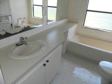 Well maintained home on interior lot, this 1983 Kaufman (24x56)