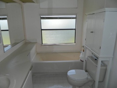 Well maintained home on interior lot, this 1983 Kaufman (24x56)