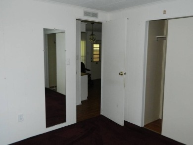 Well maintained home on interior lot, this 1983 Kaufman (24x56)