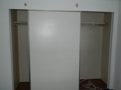 Well maintained home on interior lot, this 1983 Kaufman (24x56)