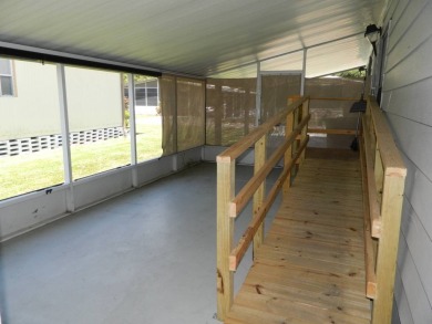 Well maintained home on interior lot, this 1983 Kaufman (24x56)