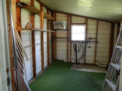 Well maintained home on interior lot, this 1983 Kaufman (24x56)