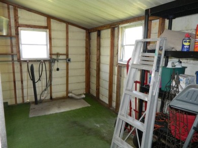 Well maintained home on interior lot, this 1983 Kaufman (24x56)