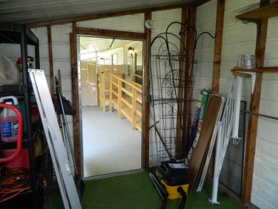 Well maintained home on interior lot, this 1983 Kaufman (24x56)