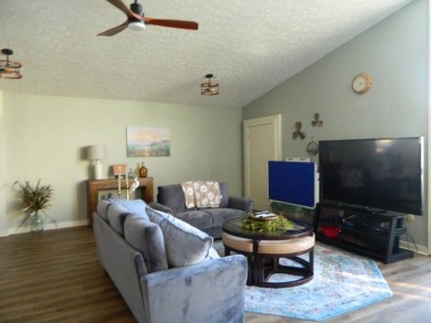 Well maintained home on interior lot, this 1983 Kaufman (24x56)