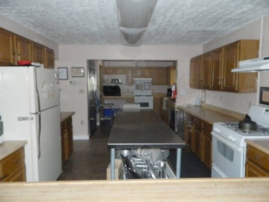 Well maintained home on interior lot, this 1983 Kaufman (24x56)