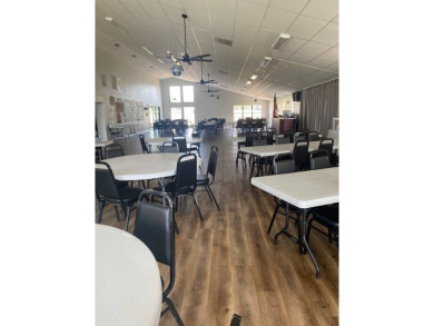 Well maintained home on interior lot, this 1983 Kaufman (24x56)