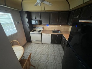 You found it! Is the penthouse baby! Spacious 3rd floor Condo