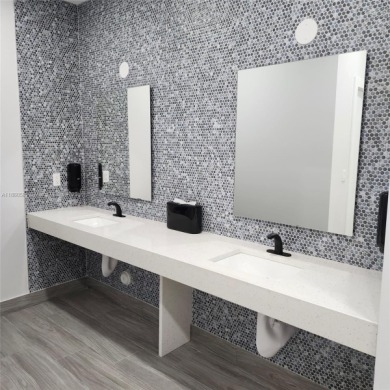 Spasiois, bright, newly renovated 2 BR/2BA apartment in the