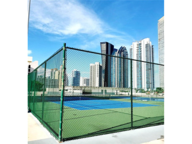 Spasiois, bright, newly renovated 2 BR/2BA apartment in the