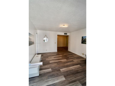 This beautifully updated and spacious split 2 beds/2 baths