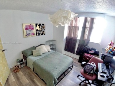 This beautifully updated and spacious split 2 beds/2 baths