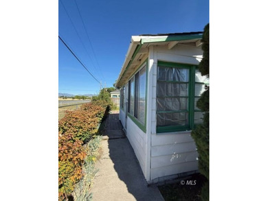 Charming 2 bedroom, 1 bath home with 916 sq.ft. on a large