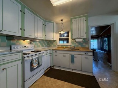 Charming 2 bedroom, 1 bath home with 916 sq.ft. on a large