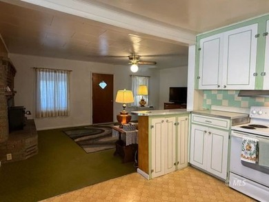 Charming 2 bedroom, 1 bath home with 916 sq.ft. on a large