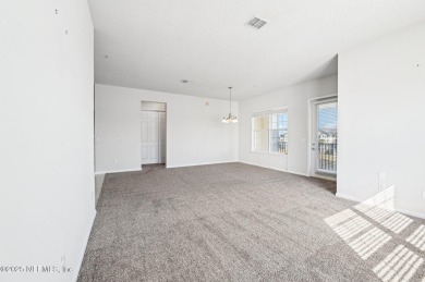 TOP FLOOR END UNIT OVERLOOKING THE LAKE & FOUNTAIN. Spacious